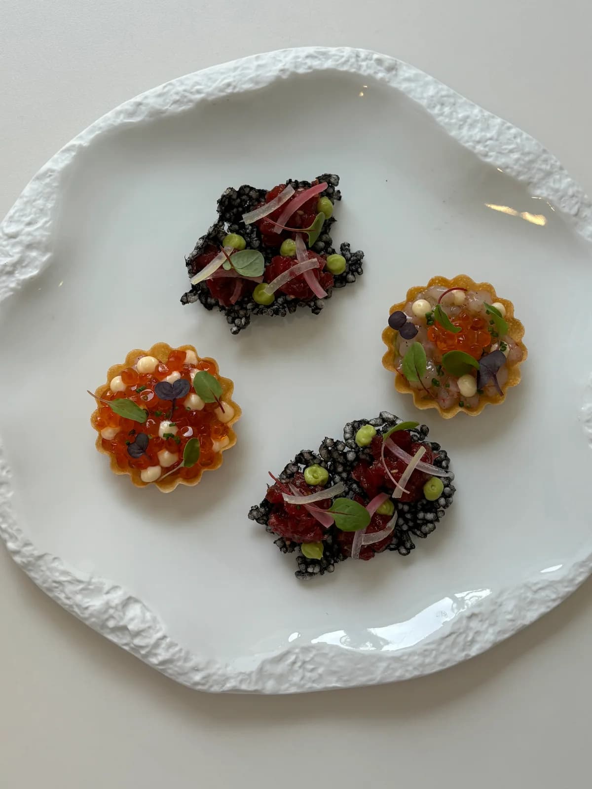 Squid ink rice puff / tuna tartar / avocado purée
&
Prawn tartar tartlets / salmon roe / confit lemon