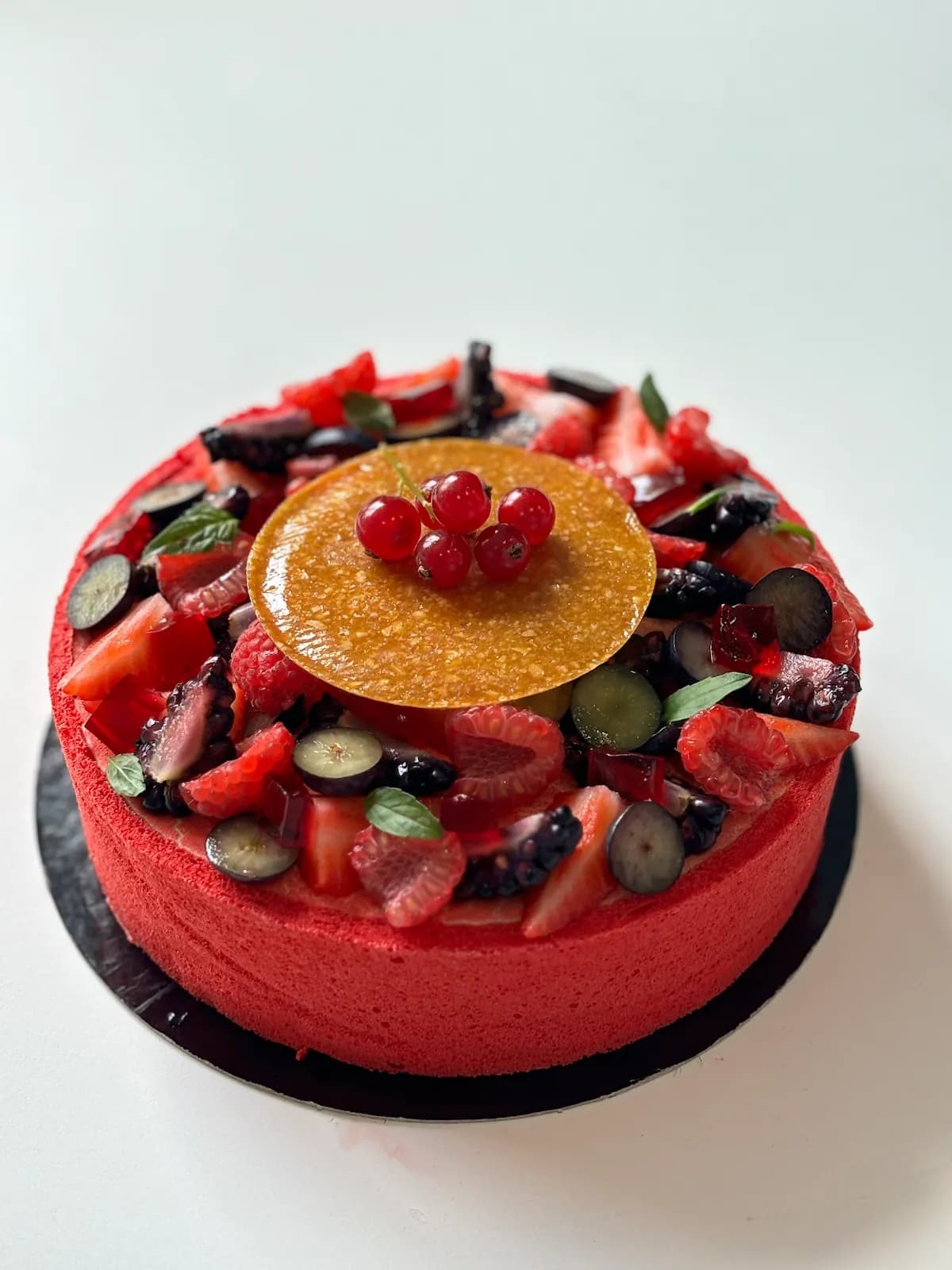Red berry, hibiscus & mascarpone mousse cake